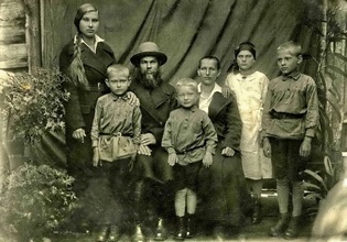 Священник М. Мягков с семьей. 1935. Ист.: Представители духовного сословия ...