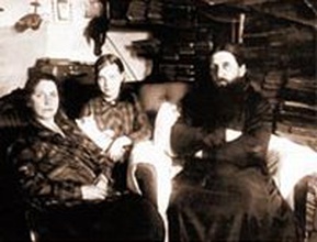 Протоиерей Димитрий Баянов в семейном кругу. Фото из семейного альбома.<br>Ист.: Огородная улица ...