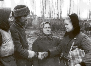 Настоятель церкви с. Видони священник Мефодий Белов провожает свою дочь в партизанский отряд. 1943.<br>Ист.: Молитва и подвиг ... С. 96