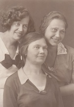 Сестры Гумилевские (слева направо): Мария, Татьяна, Варвара<br><i>Фотографии предоставлены Михаилом Валентиновичем Шимановским, правнуком священника Александра Гумилевского</i>