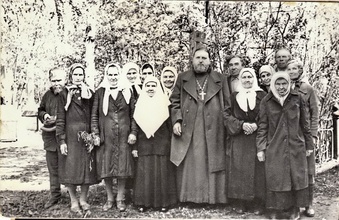 Игумен Ипатий с причтом Вознесенского храма г. Невьянска. Слева от него — монахиня Елизавета (Васильева) (Из личного архива Д. Щербины)