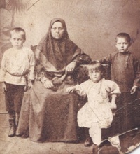 Жена, Пелагея Твердовская с внуками. 1900-е<br> Ист.: Мои предки Твердовские