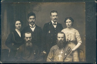 Прот. Иоанн Андреевский (нижний ряд, слева) со сватом прот. Герасимом Смоличевым, сыновьями Петром (слева), Евлампием и невестками. Варшава, не ранее 1908.<br>Ист.: Семейный архив Н. В. Лызловой