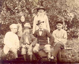 Протоиерей Михаил Шестаков (стоит), предположительно, с членами семьи. Ист: russiahistory.ru