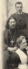 Священник Евфимий Григорьев. Фрагмент фотографии преподавателей и выпускниц Енисейской женской гимназии, 1909 (предоставлен редактором альманаха «Енисейский родослов» О.В. Копыцкой)