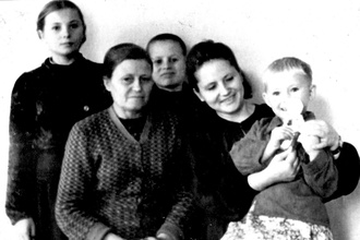 Дочери и внуки отца Виктора. Сидят, слева направо: Тамара Викторовна, Зоя Викторовна с дочерью Ольгой; стоят — Зоя и Слава. 1950/51. Ист.: Вологодчина — духовенство — Ельцовы 