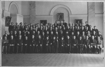 Общее фото учащихся и преподавательского состава семинарии. Василий Степанович Серебряков — в третьем ряду третий слева. Ленинград, 1948. Фото из личного архива Сергея Васильевича Серебрякова.<br>Ист.: Первый выпуск Ленинградской духовной семинарии ...