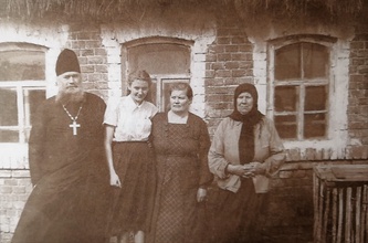 Слева направо: Отец Иаков Смирнов, дочь — Нина, супруга — Пелагея Евлампиевна, ее мама — Матрена Игнатьевна. Село Текино Сампурского р-на Тамбовской обл., вторая половина 1940-х. Ист.: Перебирая старые снимки. С. 17